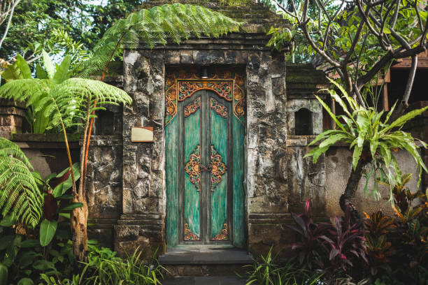 puerta tradicional de madera tallada hecha a mano balinesa - bali indonesia temple travel fotografías e imágenes de stock