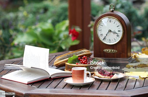 Tempo Per Il Tè - Fotografie stock e altre immagini di Libro - Libro, Tazza da tè, Ambientazione esterna
