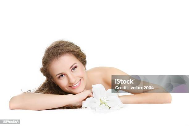 Fotografia De Estúdio De Mulher Bonita Com Flor De Lírio Branco - Fotografias de stock e mais imagens de Adulto