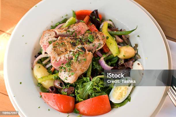 Placa De Atún Foto de stock y más banco de imágenes de Cocido a la parrilla - Cocido a la parrilla, Aceituna, Ensalada