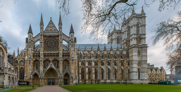 fachada do norte da abadia de westminster, igreja gótica e local para coroações reais em londres, reino unido - westminster abbey city of westminster awe uk - fotografias e filmes do acervo