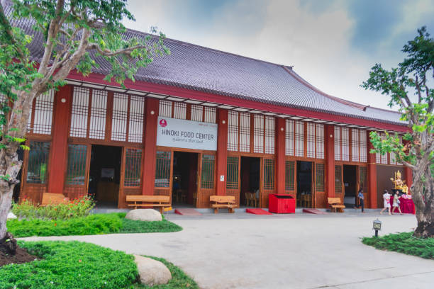08 noviembre 2019, hinoki tierra (bann mai hom hinoki) constituyen la arquitectura moderna de japón en el distrito de chaiprakarn provincia de chiang mai, tailandia, 08 de noviembre de 2019 - bann fotografías e imágenes de stock