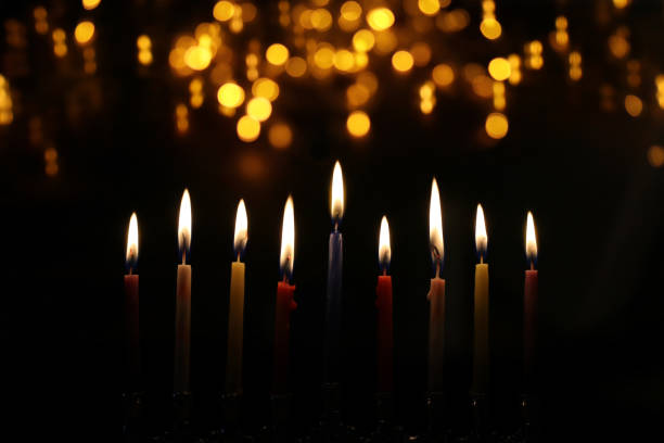 메노라 (전통 칸델라브라)와 촛불을 가진 유대인 휴일 하누카 배경의 종교 이미지 - 촛불 조명 장비 뉴스 사진 이미지