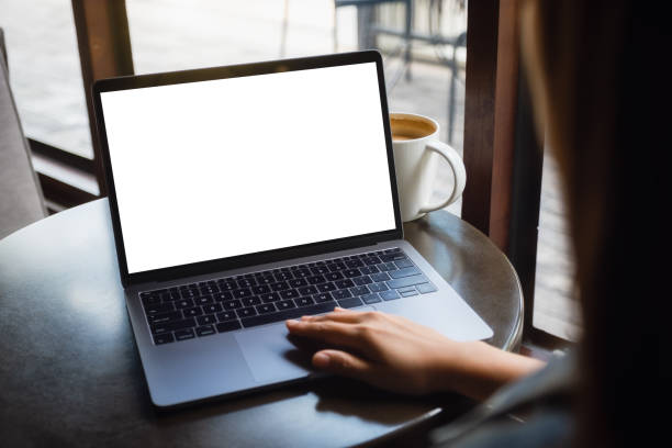 ręczne używanie i dotykanie płytki dotykowej laptopa z pustym białym ekranem pulpitu z filiżanką kawy na stole - touchpad computer using computer typing zdjęcia i obrazy z banku zdjęć