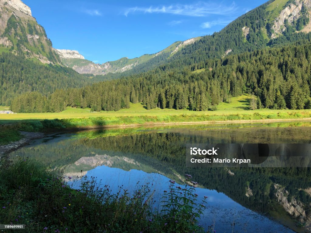 グラールスアルプス山脈とグラーナーランドの観光地ナフェルスのアルパイン湖オーバー湖 グラールス州スイス Horizonのストックフォトや