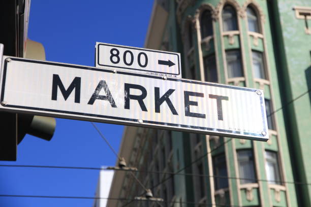 market street sign in san francisco - market street ist eine hauptstraße in der stadt - avenue sign stock-fotos und bilder