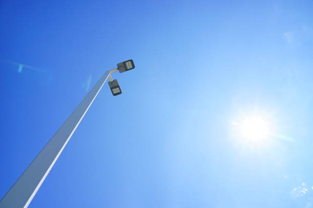 led straßenbeleuchtung - floodlight blue sky day stock-fotos und bilder