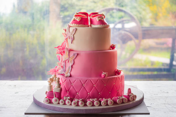 bautismo hija niña niña comunión fiesta de pastel rosa evento - pastel de primera comunión fotografías e imágenes de stock