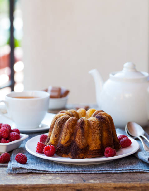 나무 테이블에 차 한 잔초콜릿 대리석 번트 케이크. 공간을 복사합니다. - chocolate cake dessert bundt cake 뉴스 사진 이미지