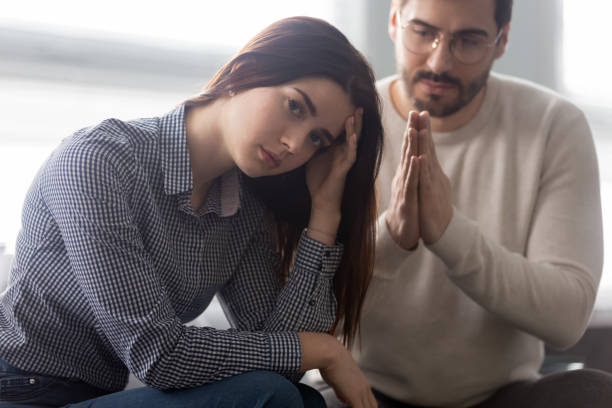 young husband beg offended wife for forgiveness - pleading men women reconciliation imagens e fotografias de stock