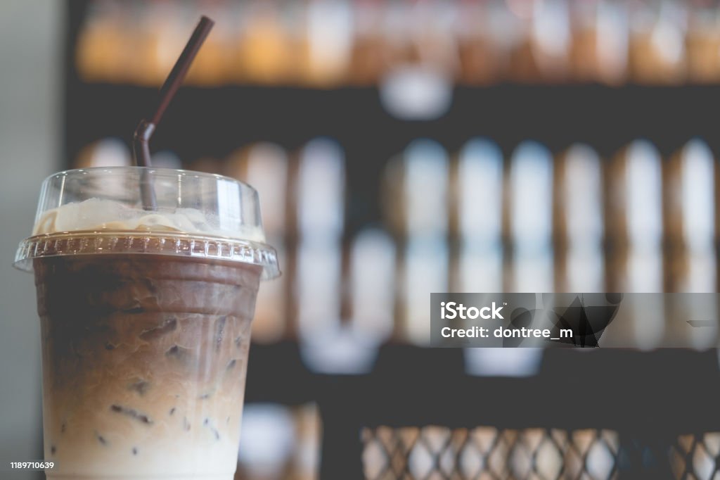Es Kopi Latte Dalam Gelas Plastik Dengan Sedotan Coklat Foto Stok
