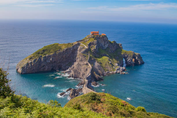 gaztelugatxe paysage, pays basque, espagne - travel nature rural scene outdoors photos et images de collection