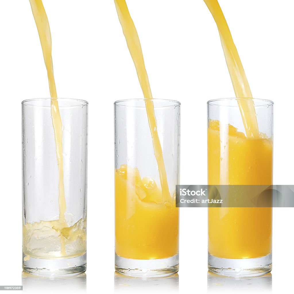 Versare succo d'arancia in occhiali - Foto stock royalty-free di Agrume