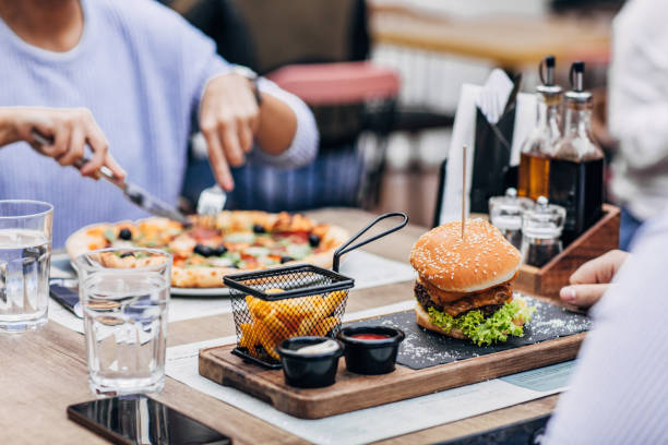 ready to eat - gastro pub imagens e fotografias de stock