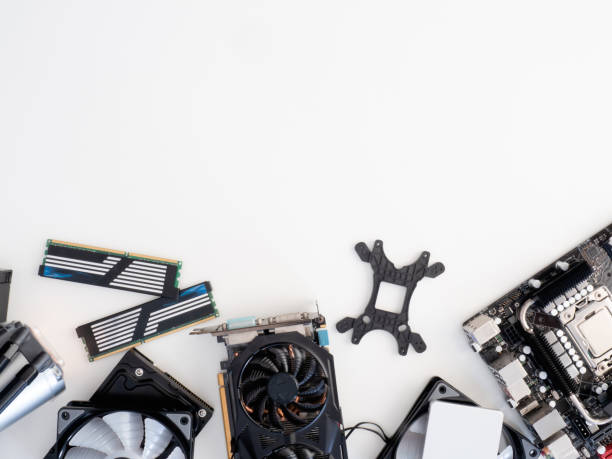 vista dall'alto delle parti del computer con disco rigido, unità a stato solido, ram, cpu, scheda grafica, raffreddamento a liquido e scheda madre su sfondo tavolo bianco. - machine part built structure hard drive circuit board foto e immagini stock