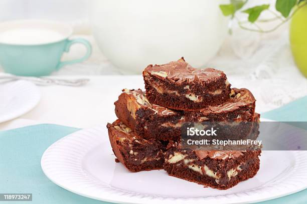 Marmurkowaty Brownies - zdjęcia stockowe i więcej obrazów Brownie - Deser - Brownie - Deser, Deseń marmurkowy, Biały ser