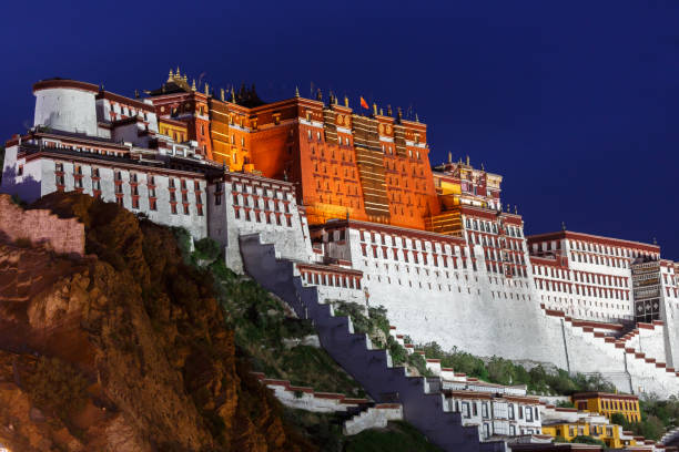 istock Side view of Potala Palace at night II (Lhasa, Tibet, China) 1189733725