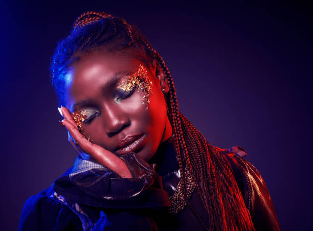 verticale de mode de studio de jeune femme d'ethnicité africaine avec le composent brillant. - black and gold photos et images de collection