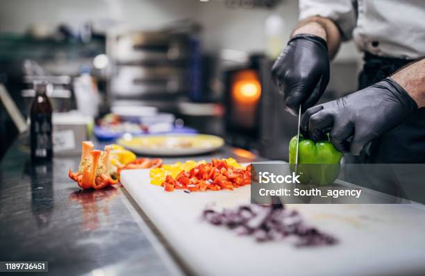 Chef Snijden Paprika Stockfoto en meer beelden van Kok - Kok, Commerciële keuken, Eten koken