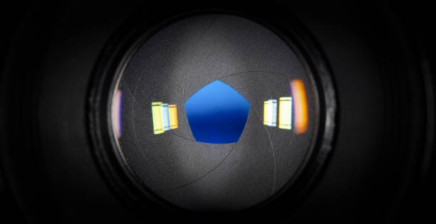 istock Aperture photographic lens with five petals 1189736994