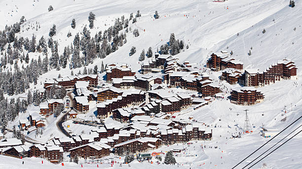 blick auf das alpine ski resort - drifted stock-fotos und bilder