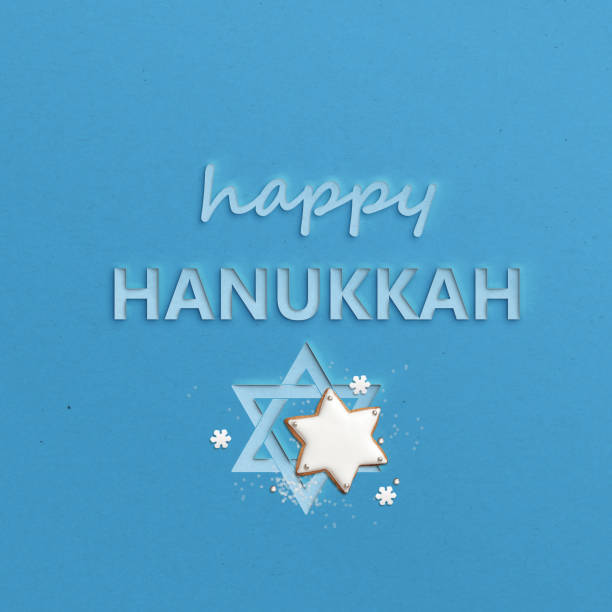 tarjeta de felicitación "feliz hanukkah" hecha en estilo de corte de papel con forma de estrella de david y galleta - cashrut fotos fotografías e imágenes de stock