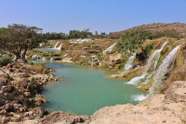 wadi dharbat piscina de rocha com cachoeiras - travel adventure water oman - fotografias e filmes do acervo