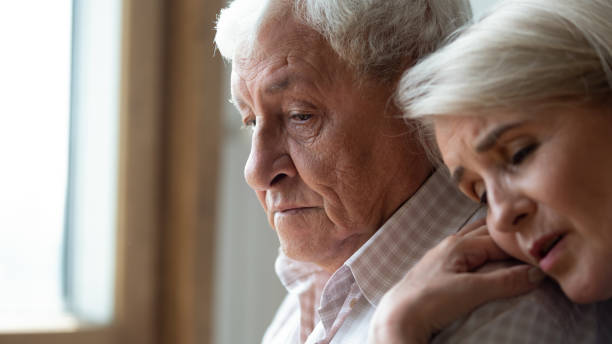 donna preoccupata di mezza età che abbraccia il vecchio sconvolto. - consoling close up senior adult grandparent foto e immagini stock