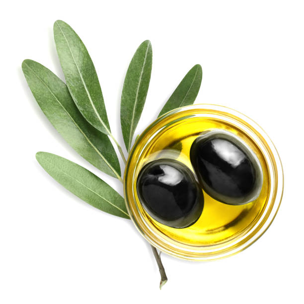 черные оливки в оливковом масле на белом - extra virgin olive oil стоковые фото и изображения