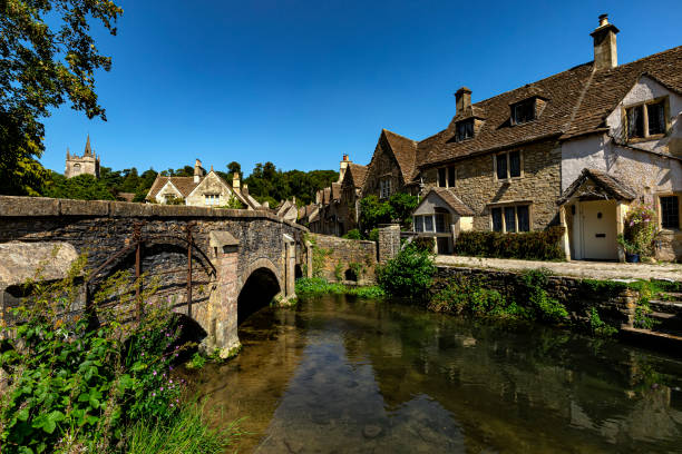 zamek combe. malownicza wioska cotswold castle combe, anglia - castle combe zdjęcia i obrazy z banku zdjęć