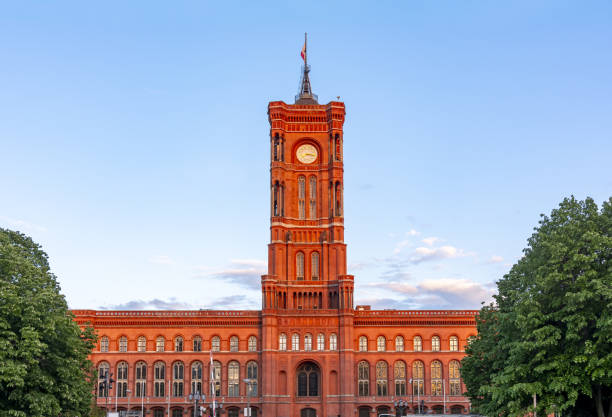 municipio rosso (municipio rosso) in alexanderplatz, berlino, germania - central berlin foto e immagini stock