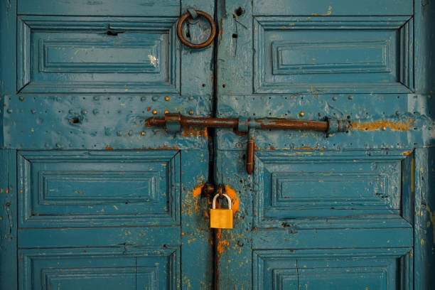 serrure de porte dans la porte en bois antique - security security system old blue photos et images de collection