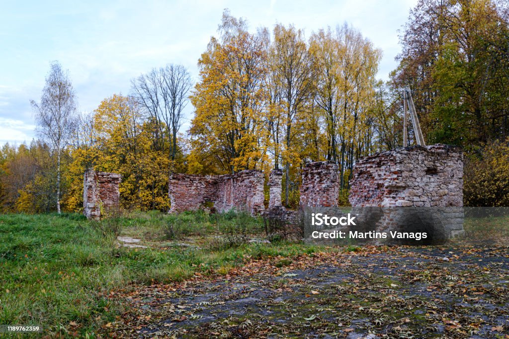 stare ruiny z czerwonej cegły starożytnego zamku - Zbiór zdjęć royalty-free (Architektura) stare ruiny z czerwonej cegły starożytnego zamku - Zbiór zdjęć royalty-free (Architektura)