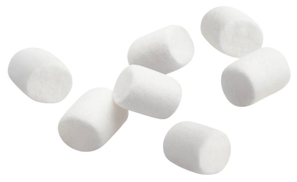 fliegende marshmallows auf weiß - marshmallow stock-fotos und bilder