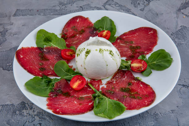 bresaola al pecorino al formaggio e rucola. insalata di bresaola e rucola. - bresaola foto e immagini stock