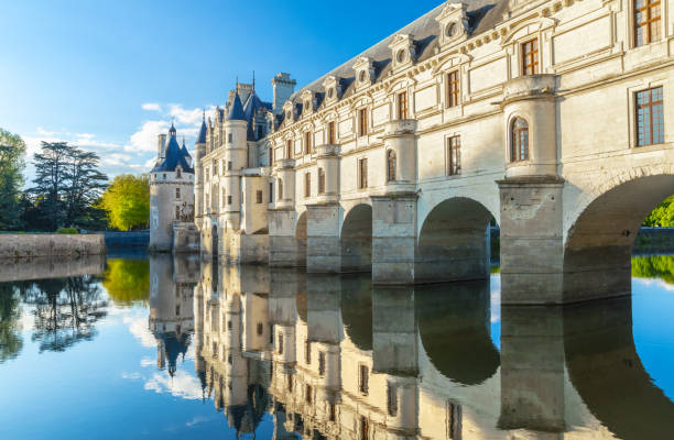 chateau de chenonceau – francuski zamek położony nad rzeką cher, w pobliżu miejscowości chenonceaux, w dolinie loary we francji. - cher france village centre zdjęcia i obrazy z banku zdjęć