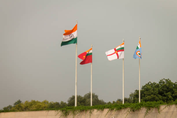 индийский национальный флаг с 3 флагами вооруженных сил - india new delhi indian culture pattern стоковые фото и изображения