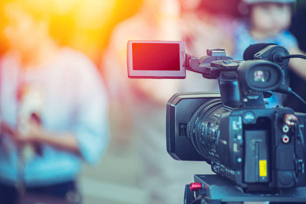 operatore di videocamera che lavora a eventi in diretta trasmettendo tono di colore blu. - telecamera foto e immagini stock