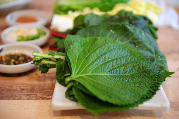 테이블에 신선도 페릴라 잎 - shiso 뉴스 사진 이미지