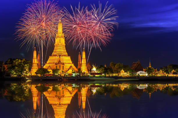 atmosphère wat arun dans la nuit avec des feux d'artifice,temple de l'aube (wat arun) - bangkok thailand skyline night photos et images de collection