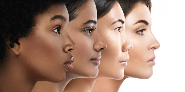 diferentes mujeres étnicas - caucásicos, africanos, asiáticos e indios. - maquillaje fotos fotografías e imágenes de stock