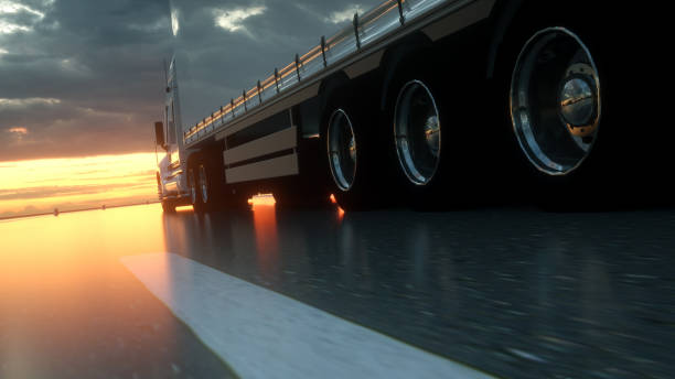 교통 배경 - 일몰에 아스팔트 도로 고속도로에 세미 트럭 바퀴 클로즈업. 3d 렌더링 - truck tire 뉴스 사진 이미지