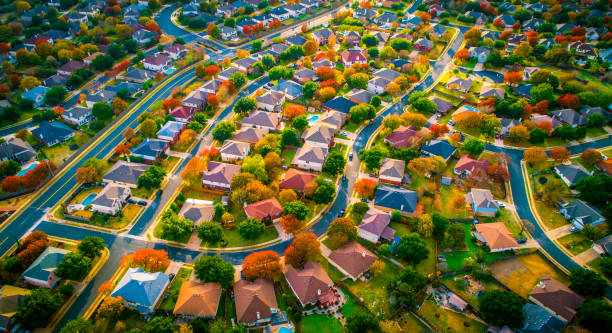 banlieue d'automne - housing development development residential district aerial view photos et images de collection