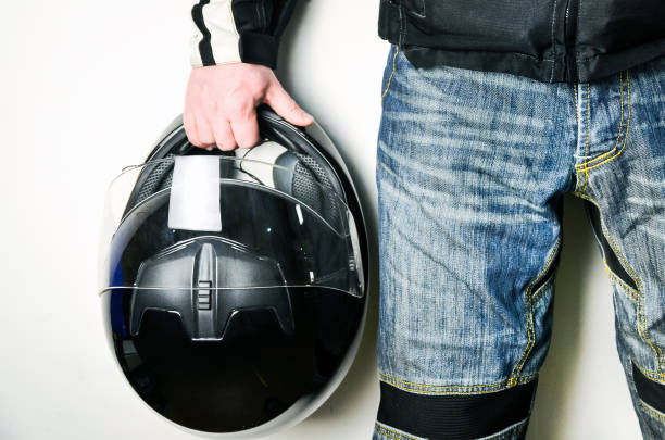 черный мотоциклетный шлем в руке байкера - helmet helmet visor protection black стоковые фото и изображения
