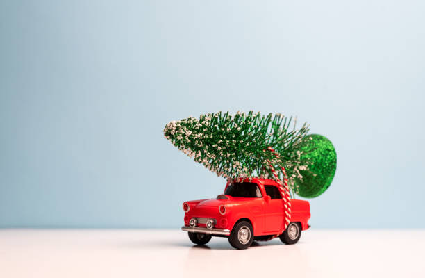 istock Red car carrying a Christmas tree 1189813150