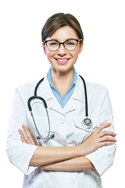 portret radosnego uśmiechniętego lekarza w białym mundurze stojącym ze skrzyżowanymi rękami na niebieskim tle kliniki - adult blue caucasian doctor zdjęcia i obrazy z banku zdjęć