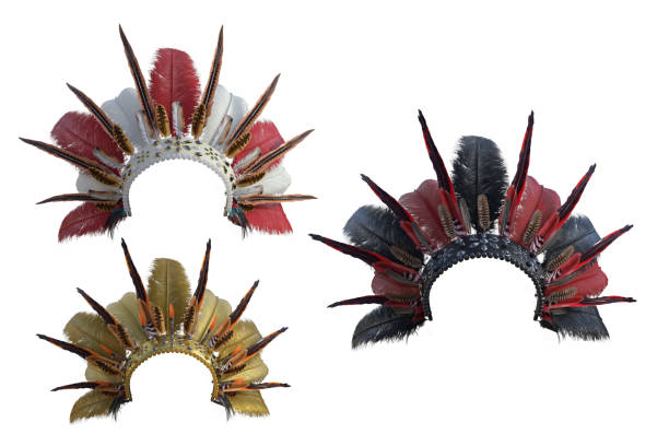 coiffure indienne à plumes isolée sur le rendu blanc en 3d. - feather headdress photos et images de collection