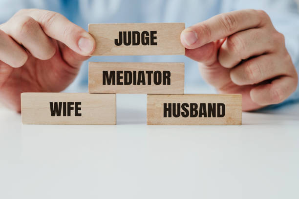 an attempt to mediate during a divorce and the last resort, that is the court. arranged blocks with the words husband, wife, mediator and the court. the order of the proceedings in family conflict. - couple therapy alternative therapy relationship difficulties imagens e fotografias de stock