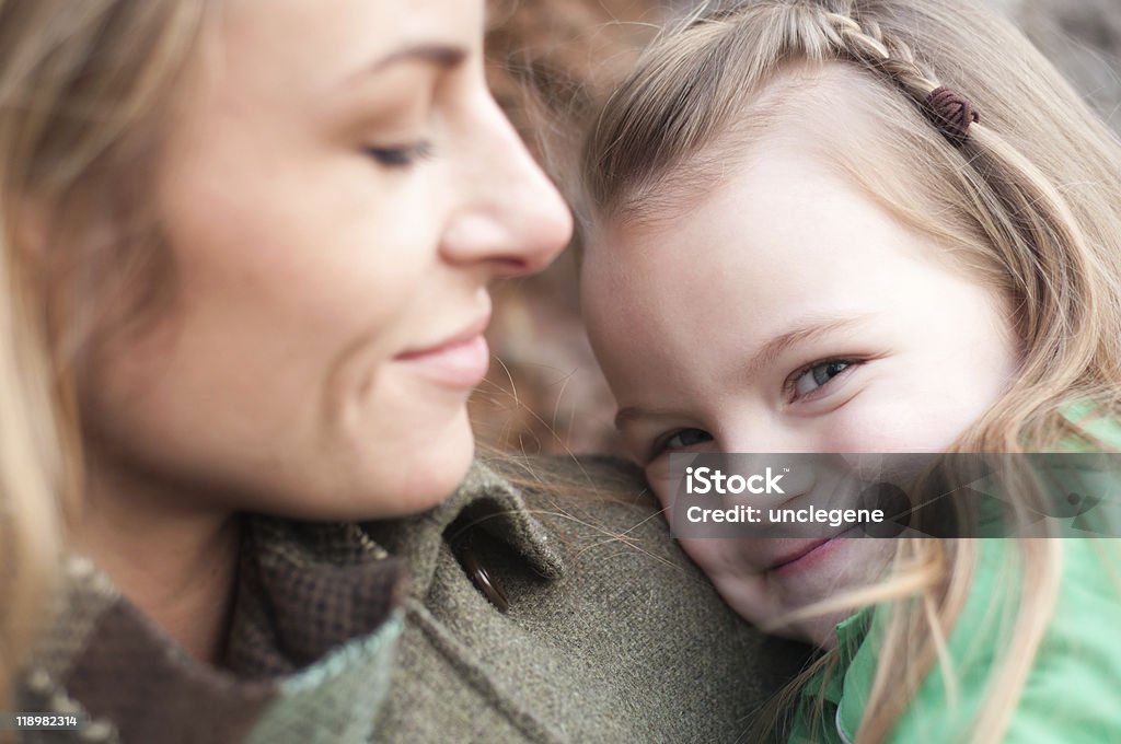 Tímido sorridente menina com a mãe - Foto de stock de Acontecimentos da Vida royalty-free