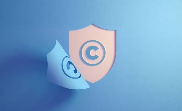 scudo blu e simbolo del copyright su sfondo bianco - badge blue crime law foto e immagini stock
